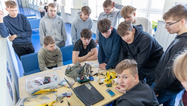 Kaheksanda klassi õpilased ülesande juhtnööre saamas ning lahendusi nuputamas. Fotod: AIGAR NAGEL